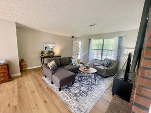 Living area - Cozy & Convenient Knoxville Haven (Knoxville)