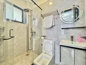 Bidet, Handtücher, Seife, Toilettenpapier