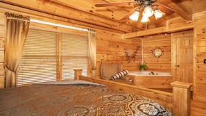 2 bedrooms, desk, iron/ironing board, free WiFi - Luxury Resort*Close to Dollywood*Sleeps 10 (Pigeon Forge)