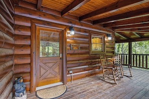 Terrace/patio - Resort Location*15 minutes to Dollywood*Sleeps 10 (Pigeon Forge)