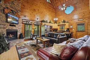 Smart TV, fireplace, table football - Resort Location*15 minutes to Dollywood*Sleeps 10 (Pigeon Forge)