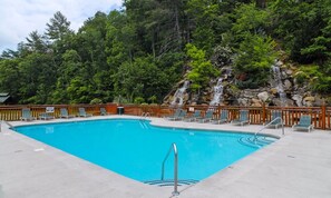 Indoor pool, a heated pool - Resort Location*15 minutes to Dollywood*Sleeps 10 (Pigeon Forge)