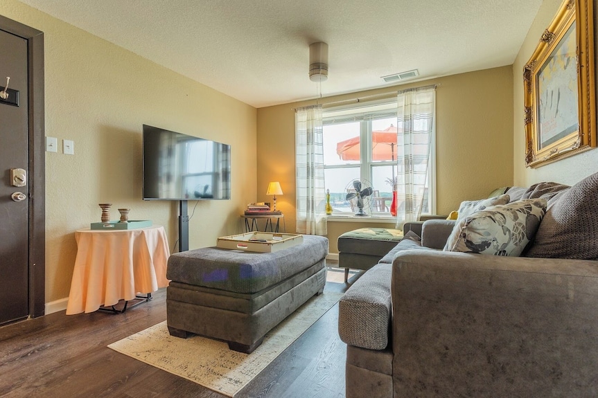 Cozy 1-bedroom Condo With Lake View No Steps In The Heart Of Town - Osage Beach, MO