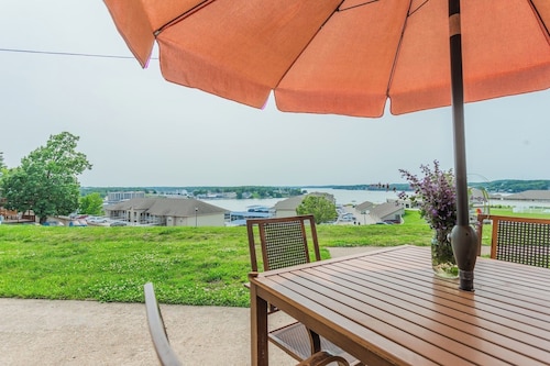 Cozy 1-bedroom condo with Lake View no steps in the heart of town