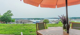 Cozy 1-bedroom condo with Lake View no steps in the heart of town