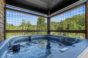 Indoor spa tub - Modern*Convenient*Resort*Hot Tub*Free WiFi (Pigeon Forge)