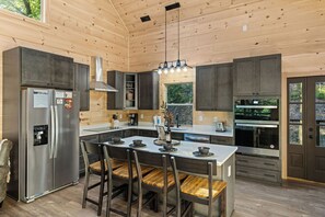 Fridge, microwave, oven, stovetop - Modern*Convenient*Resort*Hot Tub*Free WiFi (Pigeon Forge)