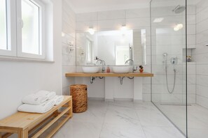 Hair dryer, towels, toilet paper - Spacious Seafront Villa with Pool, Tennis, Gym & Mooring (Žaborić)