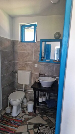 Douche, sèche-cheveux, serviettes fournies, savon