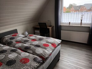 3 sovrum, skrivbord, gratis wi-fi och sängkläder