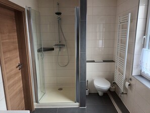 Shower, hair dryer, towels, soap - Cozy vacation apartment with balcony. (Aschendorf)