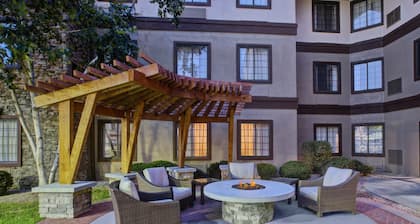 Great for Business Travelers! Free Breakfast Buffet + Shared Outdoor Pool.