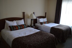 Unclassified image, 4 of 13, button - Free Breakfast, Pool, Hot Tub, Gym. Great Suite! (Oconomowoc)