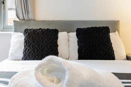 Ample Home, Ideal for Contractors, Sleeps 10.