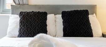 Ample Home, Ideal for Contractors, Sleeps 10.