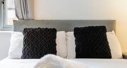 Ample Home, Ideal for Contractors, Sleeps 10.