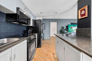 Fully Stock kitchen. - 2BR w/Parking,Terrace & Stunning View of CN Tower! (Toronto)