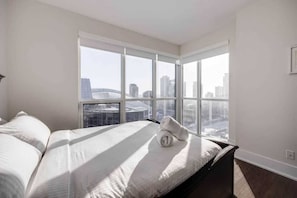 Master's bedroom features a cozy queen size bed - 2BR 2BTH w/ Million Dollar View of  CN tower (Toronto)