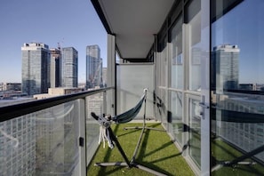 Private balcony with great view of downtown Toronto - 2BR 2BTH w/ Million Dollar View of  CN tower (Toronto)