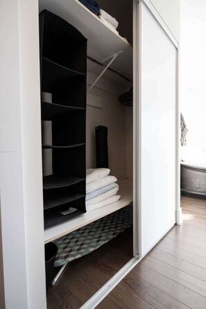 Additional space - 2BR 2BTH w/ Million Dollar View of  CN tower (Toronto)