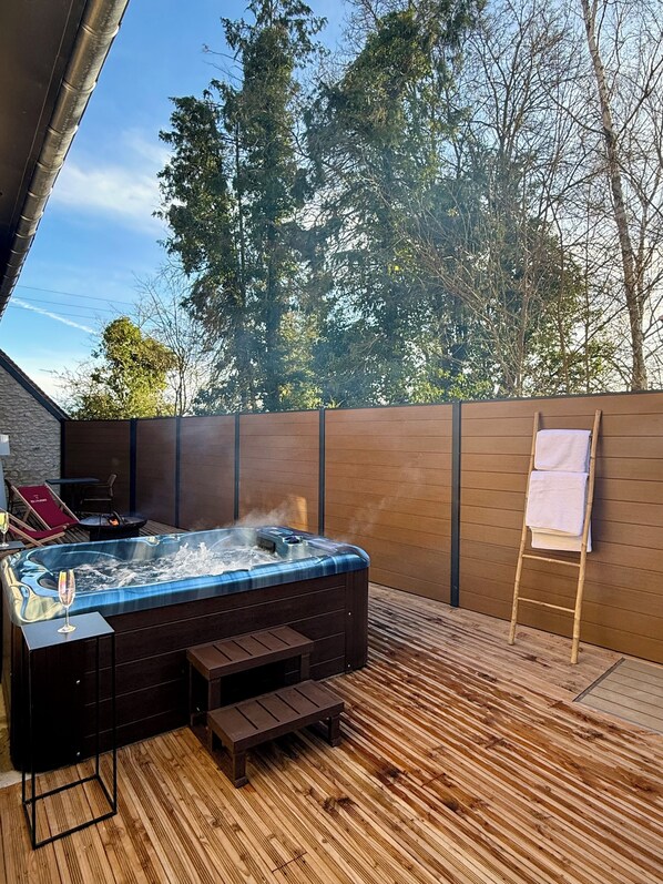 Unclassified image, 1 of 24, button - Le nid des 3 platanes - Private spa and sauna on the terrace (Vimory)