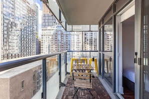 Your own private balcony with outdoor furniture! - Luxury 3BR Condo: Near MTCC & CN Tower + Parking (Toronto)