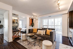 Modern open concept living space - Luxury 3BR Condo: Near MTCC & CN Tower + Parking (Toronto)