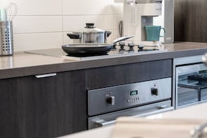 Kitchen appliances and cookware provided for guests to use! - Luxury CN Tower View King Bed & Balcony FREE PARK (Toronto)