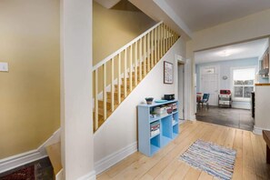 Interior details and décor - Welcoming 4BR Home in Little Portugal w Workspaces (Toronto)