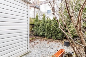Small back yard - Welcoming 4BR Home in Little Portugal w Workspaces (Toronto)