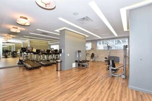 On site gym - Modern Yorkville 1Br 1Ba Gym Upscale Area (Toronto)