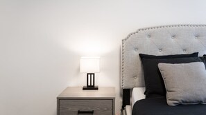 Bedside table and lamp - Urban APT w/ Highspeed Wi-Fi •Near shopping malls! (Toronto)
