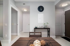 Modern open concept living space - Modern Condo + 1 BDRM/1 BA + Downtown! (Toronto)