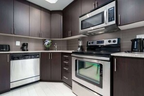 Fully equipped kitchen - Modern Condo + 1 BDRM/1 BA + Downtown! (Toronto)