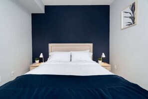 Bedroom featuring a cozy queen bed - Modern Condo + 1 BDRM/1 BA + Downtown! (Toronto)