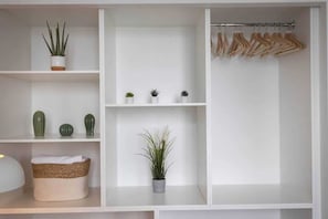 Thoughtfully designed interior with stylish finishes and a welcoming atmosphere. - Lux 1 BR-Den DWTN Condo near CN Tower (Toronto)
