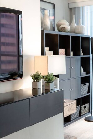 Downtown living - modern luxury - LUX 2BR/1BA Steps to CN Tower W/Parking included (Toronto)