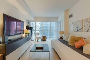 Open concept living space - LUX 2BR/1BA Steps to CN Tower W/Parking included (Toronto)