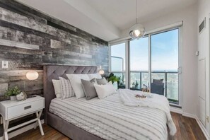Bedroom featuring a cozy Queen sized bed - Skyline Waterfront 2BR + 2BA w/ Parking near MTCC (Toronto)
