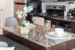 Private kitchen - Beautiful 1BD/1BA Condo Lake & City Views (Toronto)