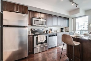 Equipped kitchen - Beautiful 1BD/1BA Condo Lake & City Views (Toronto)