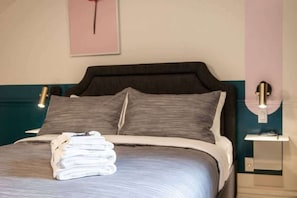 The cozy Queen size bed. - Chic Oasis above a resto on trendy Queen West! (Toronto)