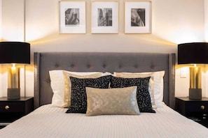 Bedroom featuring queen bed - Yorkville Living 1 BR/1BA with Gym in Upscale Area (Toronto)