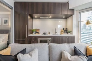 Fully equipped kitchen - Yorkville Living 1 BR/1BA with Gym in Upscale Area (Toronto)