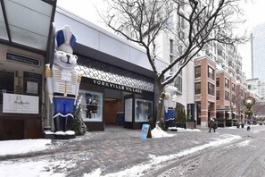 Surroundings - Yorkville Living 1 BR/1BA with Gym in Upscale Area (Toronto)