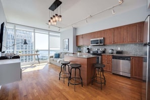 Fully stocked kitchen with complete set of cookware. - Ent District 3 Bedroom + 2Bath + Parking+ CN Tower (Toronto)