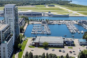 Admire the lovely water views right from your private balcony. - Ent District 3 Bedroom + 2Bath + Parking+ CN Tower (Toronto)