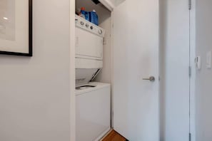 Washer and dryer machines for guests to use. - Ent District 3 Bedroom + 2Bath + Parking+ CN Tower (Toronto)