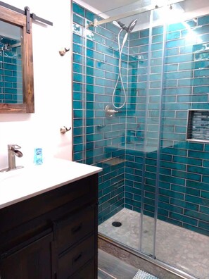 Shower, towels - Shangri La | Torch Lake | Waterfront (Rapid City)