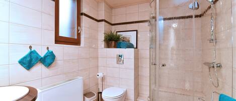 Douche, sĂšche-cheveux, serviettes fournies, savon